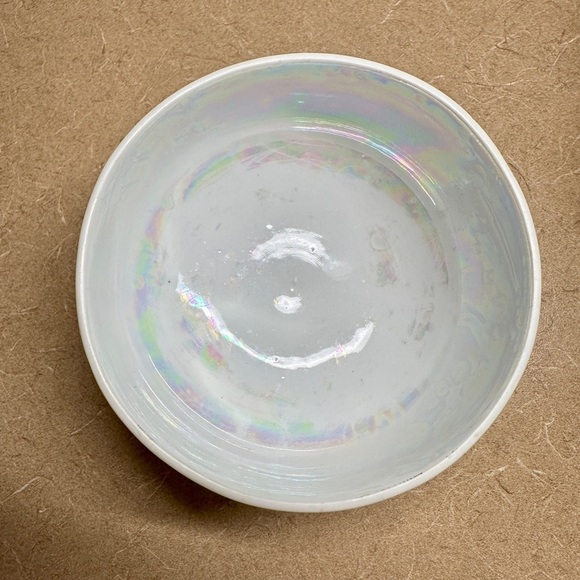 WHITE MOTHER OF PEARL,SMALL PORCELAIN BOWL WITH BLUE FLORAL DESIGN.3 GILTED LEGS - Picture 3 of 9